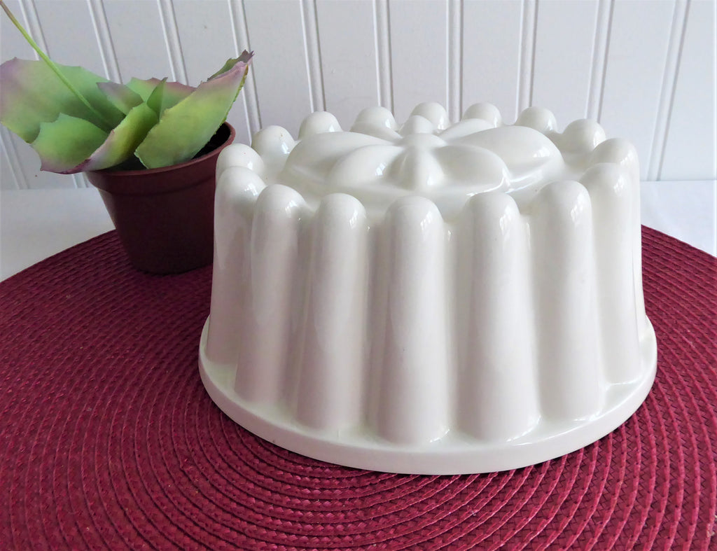 Small Ironstone Bundt Cake Pan Vintage White Ceramic Baking Dish,  California USA Bakeware, Scalloped Pudding Mould, Souffle Dish 