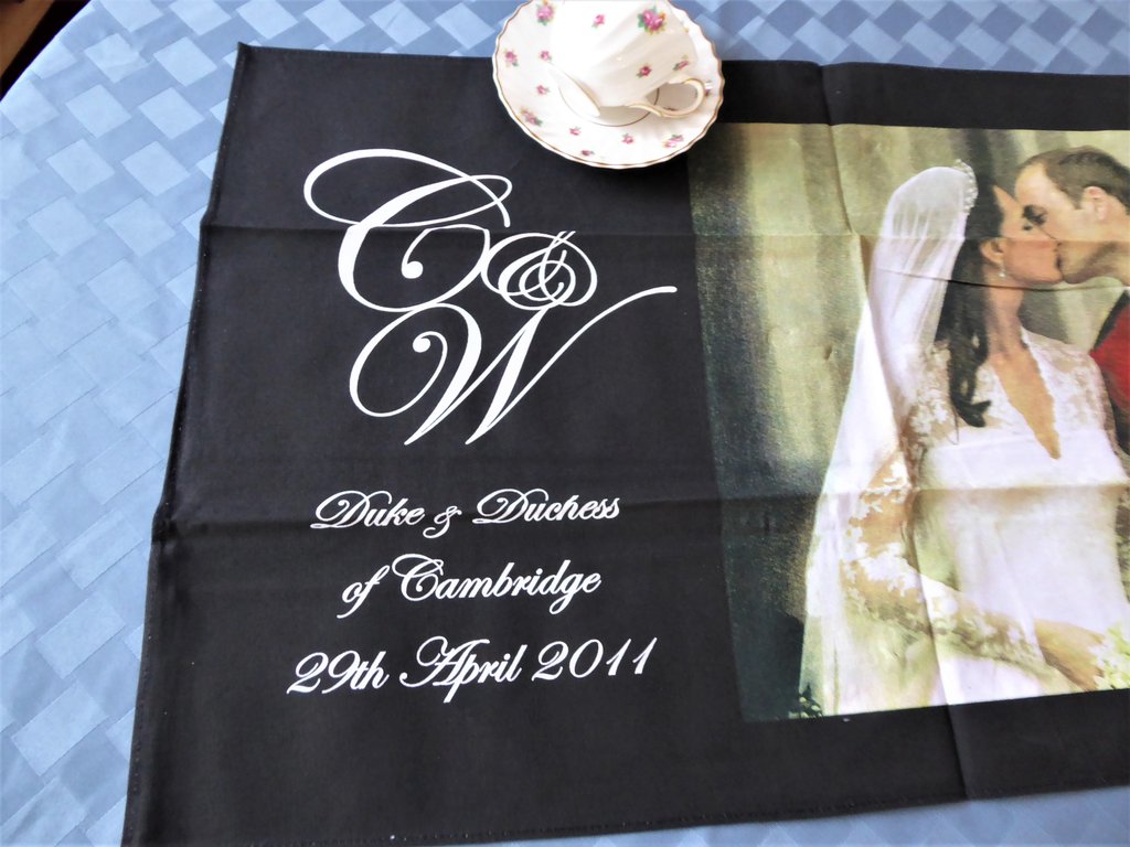 Royal　Was　Wedding　Balcony　Catherine　Tea　Towel　Time　–　Royal　Kiss　Dish　Antiques　William　Kiss