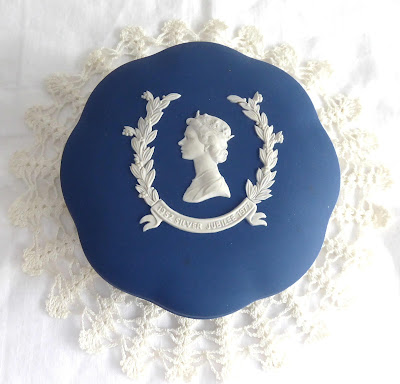 https://timewasantiques.net/collections/wedgwood/products/queen-elizabeth-ii-wedgwood-jasperware-powder-box-silver-jubilee-1977-dark-blue