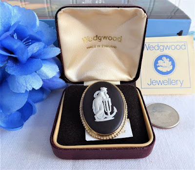 https://timewasantiques.net/products/wedgwood-black-jasper-vintage-brooch-hope-anchor-pin-sterling-silver-gold-plated-1970s-box?_pos=1&_sid=e1048d7b3&_ss=r
