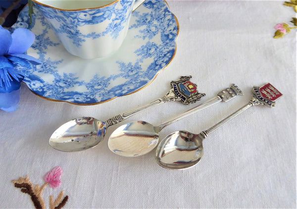 Set Souvenir Spoons 3 England Cornwall France 2 Enamel Crest Finials 1950s Silverplate