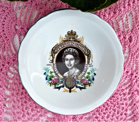 Queen Elizabeth II Silver Jubilee 1977 Souvenir Royal Grafton Small Di –  Time Was Antiques