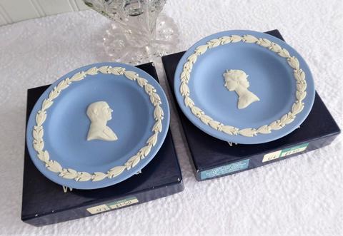 Queen Elizabeth II Silver Wedding Dish Pair 1972 Wedgwood Dark Blue Jasper Boxed