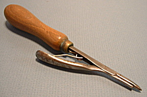 English Rug Tool Vintage Browns Patent Wood Handle (Image1)