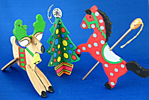 Wood Ornaments 3 D Reindeer Chr Tree Carousel Horse (Image1)